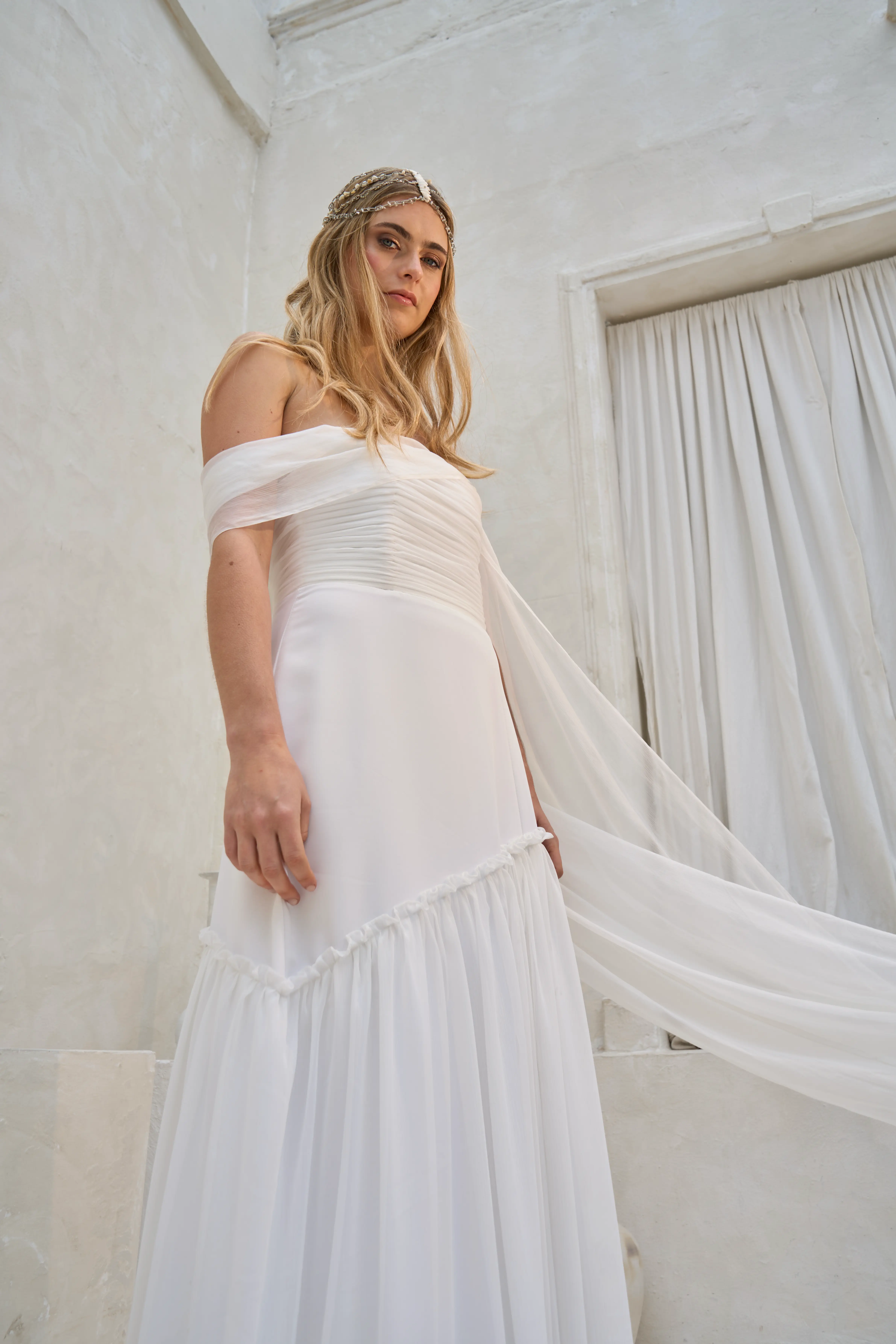 Vestido de novia El titulo no se ve a medida — Flor Pierro Atelier (Gasa de seda · crepe · plisado artesanal)
